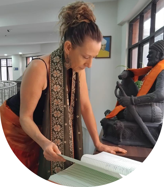 Isabelle d'ananda prana entrain de lire un livre d'ayurvéda